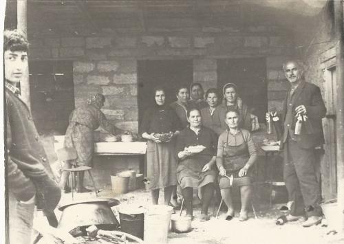 На переднем плане Саша Хаджабекян, сзади - Худунц Жора, фотография приб. 1972 г. 